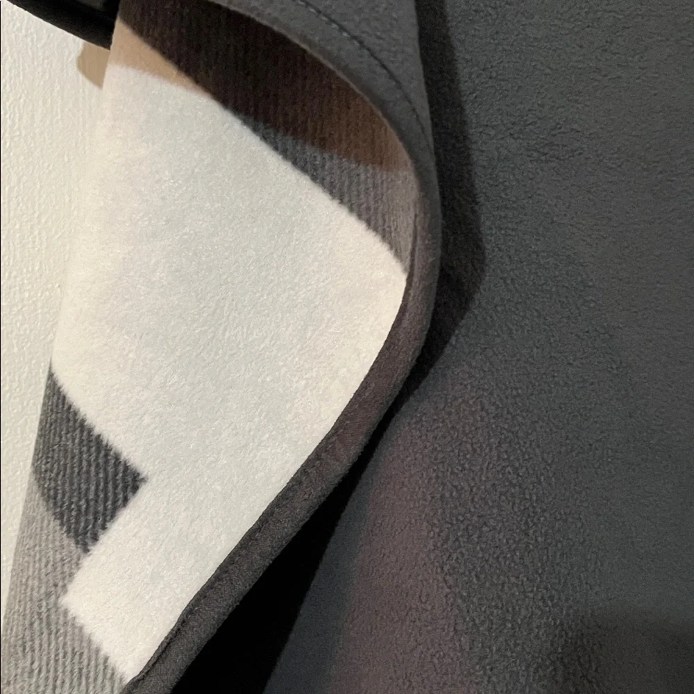 Reversible Woolrich Black & Gray Patterned Cape - Picture 12 of 15